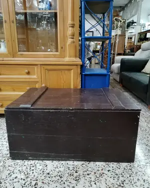 Baúl de madera rústica con interior verde - miniatura 2