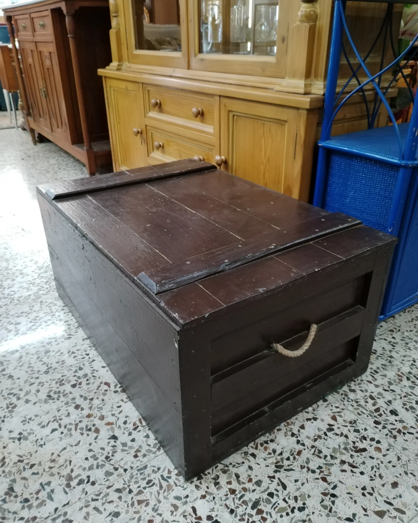 Baúl de madera rústica con interior verde - imagen 4