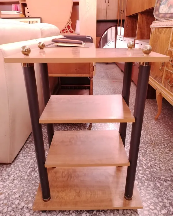 Mesa Auxiliar de Madera con Estructura de Metal y Detalles en Latón