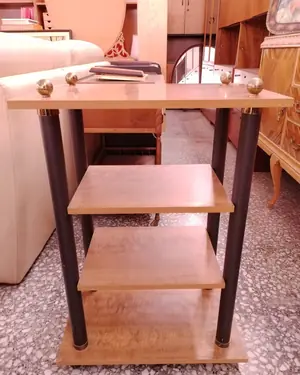 Mesa Auxiliar de Madera con Estructura de Metal y Detalles en Latón - miniatura 1