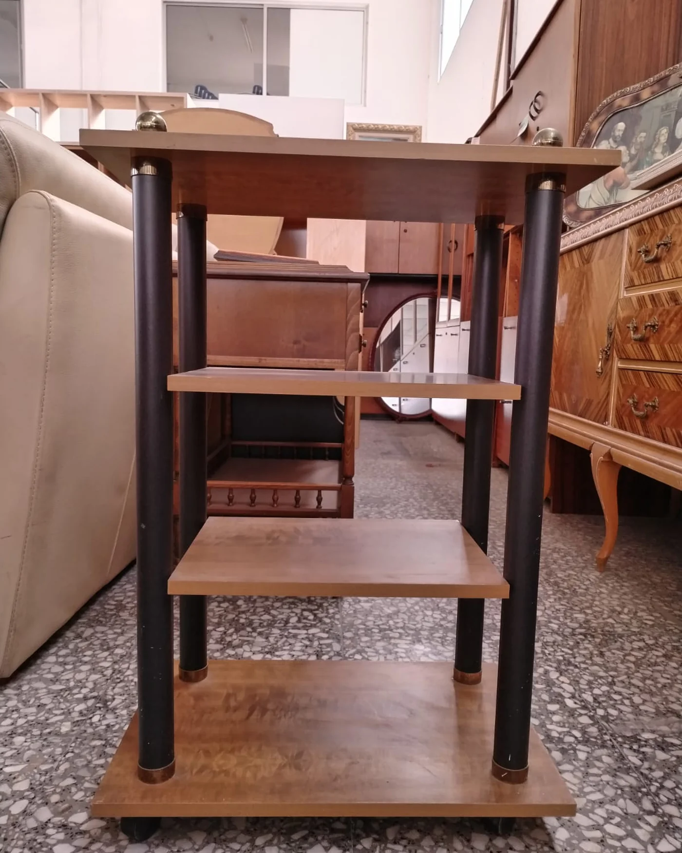 Mesa Auxiliar de Madera con Estructura de Metal y Detalles en Latón - imagen 2