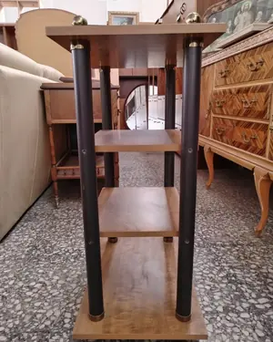 Mesa Auxiliar de Madera con Estructura de Metal y Detalles en Latón - miniatura 3
