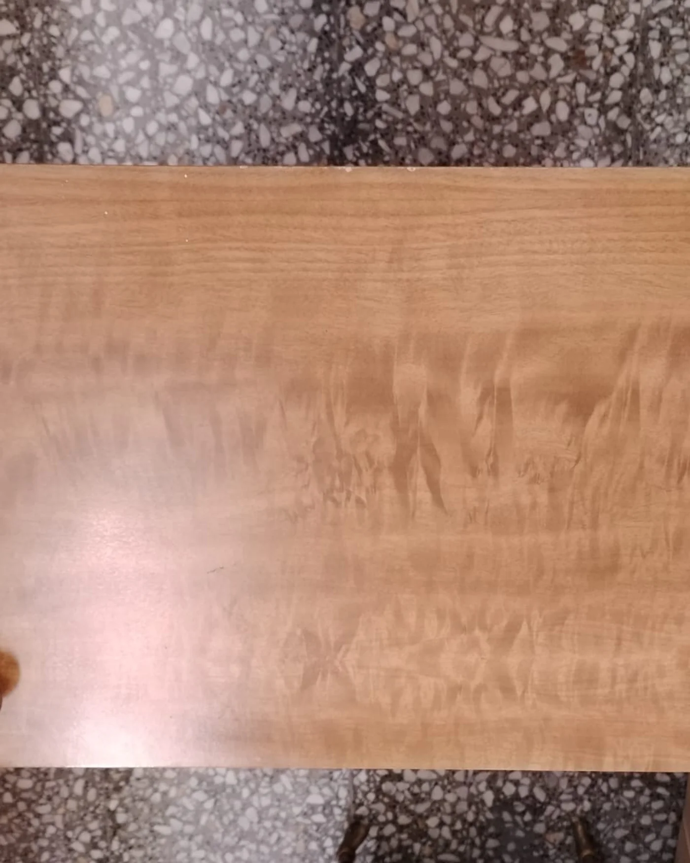 Mesa Auxiliar de Madera con Estructura de Metal y Detalles en Latón - imagen 4