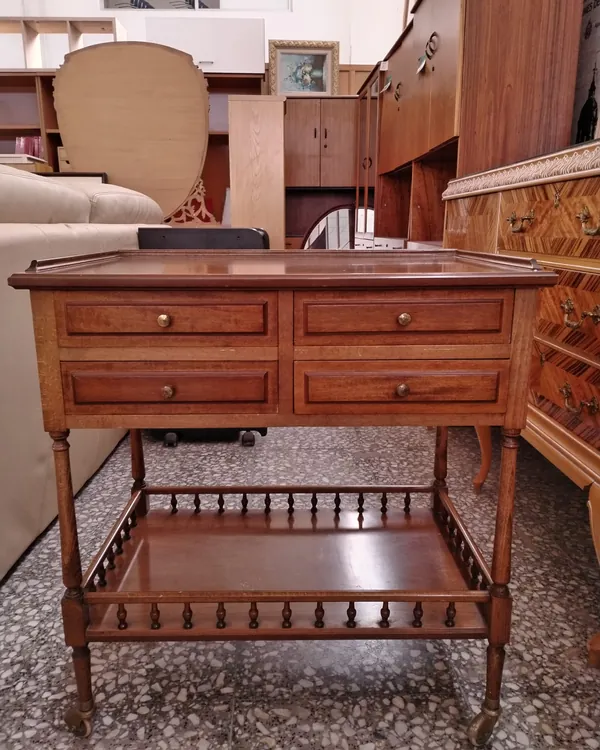 Mesa Auxiliar Antigua con Ruedas