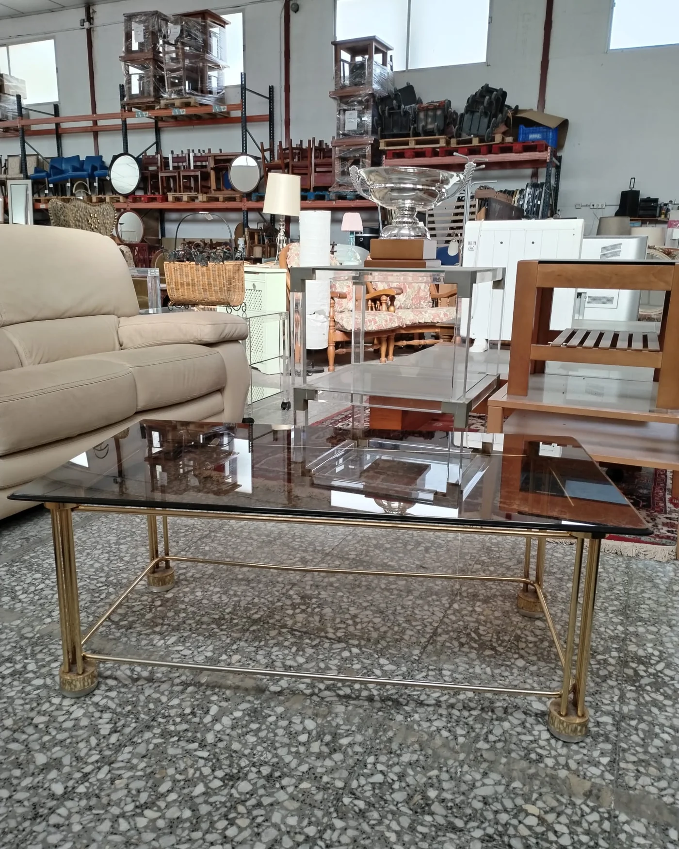 Mesa de Centro Vintage de Latón y Cristal Ahumado - imagen 2