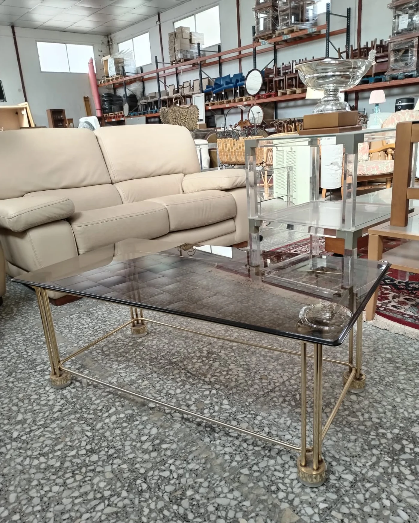 Mesa de Centro Vintage de Latón y Cristal Ahumado - imagen 3