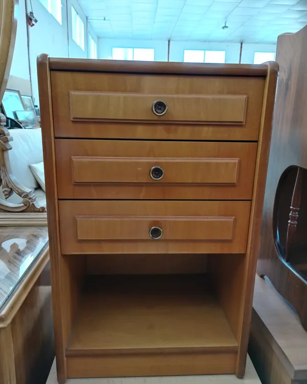Mesita de Noche de Madera con Tres Cajones
