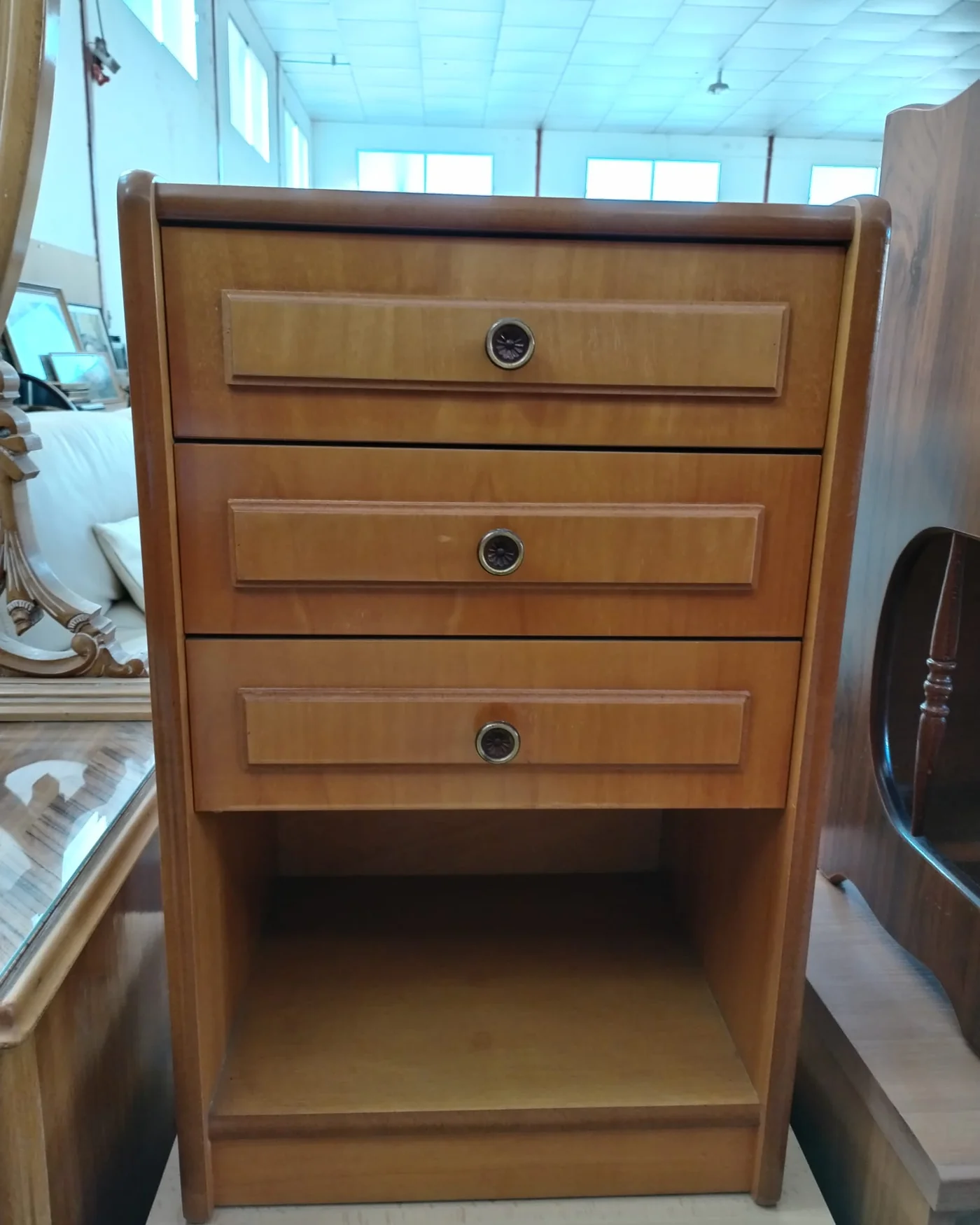 Mesita de Noche de Madera con Tres Cajones - imagen 2