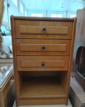Mesita de Noche de Madera con Tres Cajones - miniatura 2