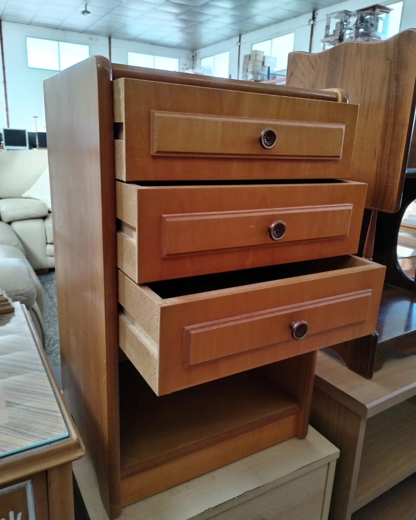 Mesita de Noche de Madera con Tres Cajones - imagen 3