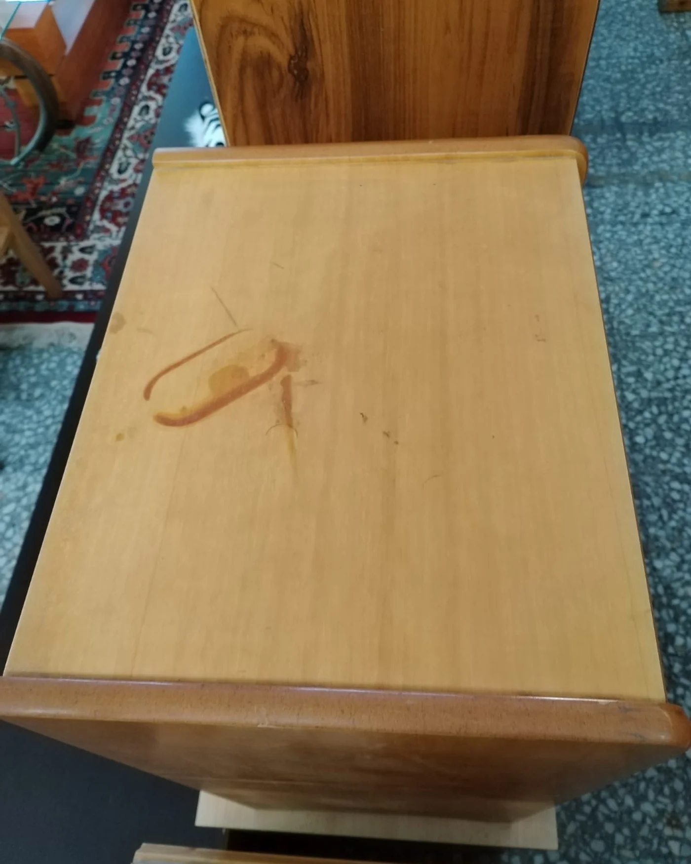 Mesita de Noche de Madera con Tres Cajones - imagen 4