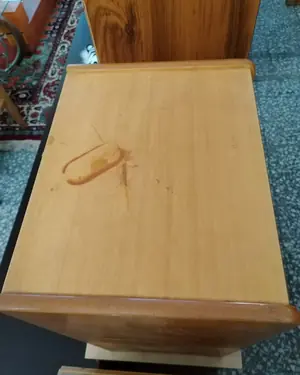 Mesita de Noche de Madera con Tres Cajones - miniatura 4