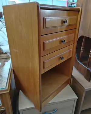 Mesita de Noche de Madera con Tres Cajones - miniatura 5