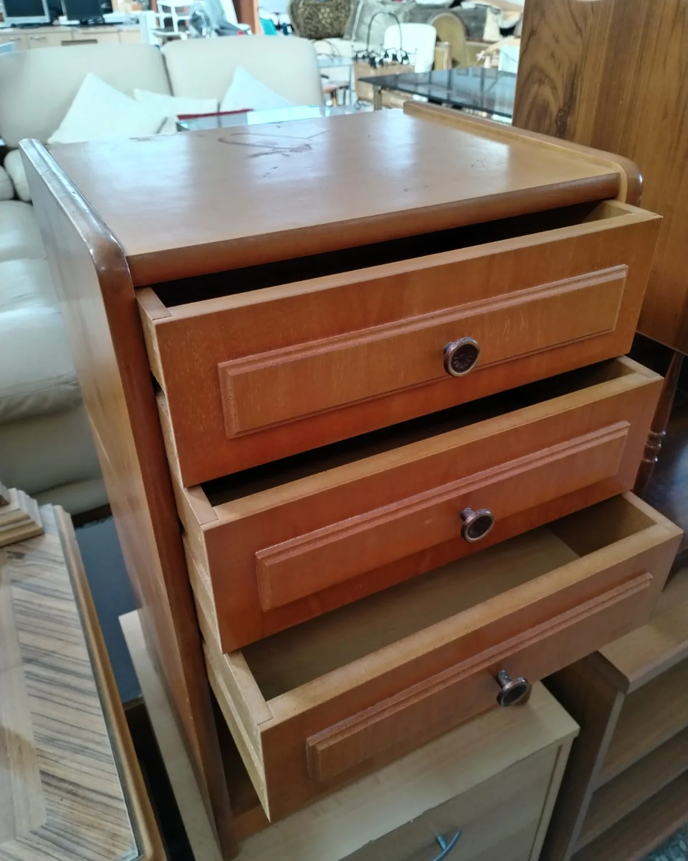 Mesita de Noche de Madera con Tres Cajones - imagen 6