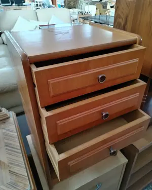 Mesita de Noche de Madera con Tres Cajones - miniatura 6