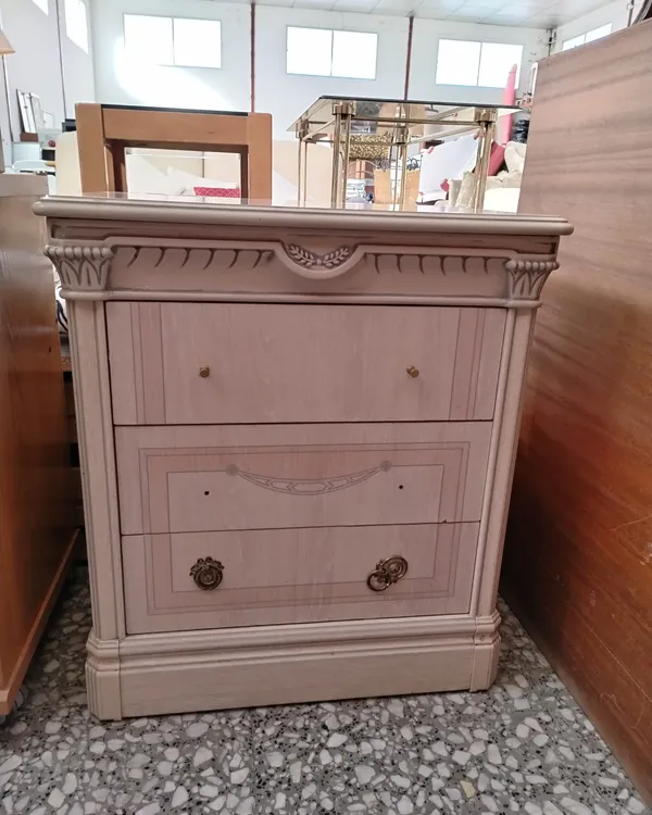 Mesita de Noche de Madera con Tres Cajones