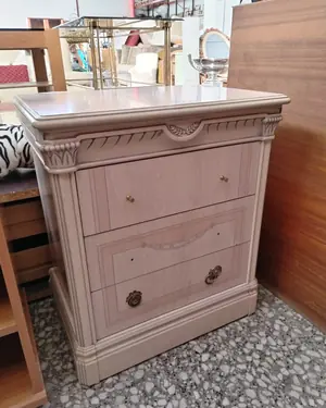 Mesita de Noche de Madera con Tres Cajones - miniatura 2