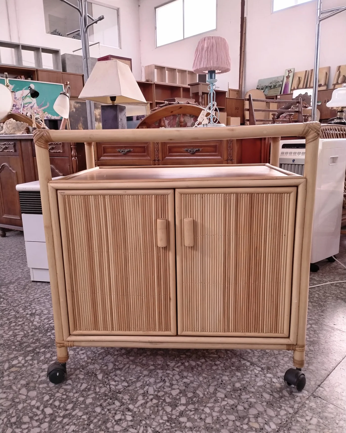 Mueble Auxiliar de Bambú y Ratán con Ruedas - imagen 2