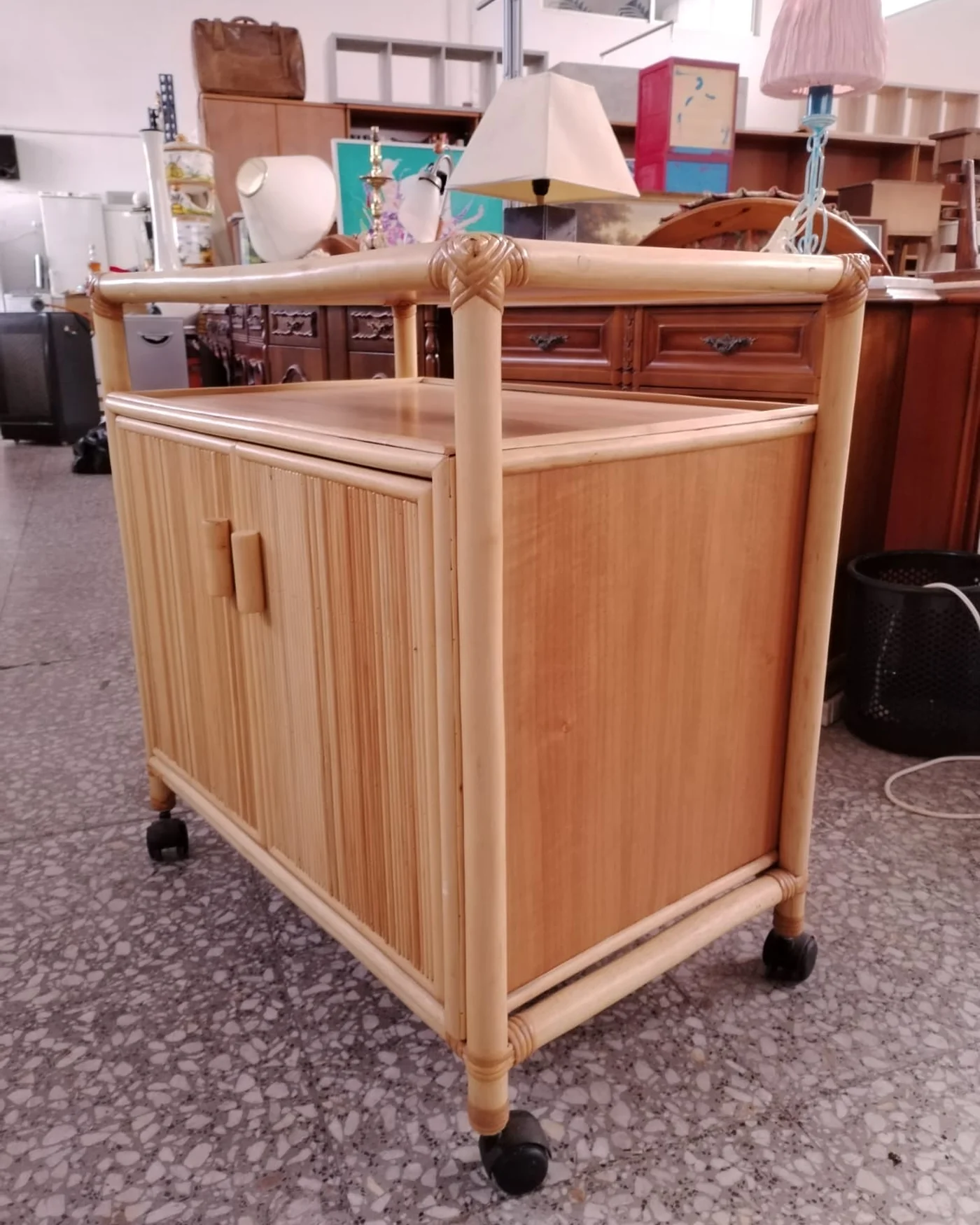 Mueble Auxiliar de Bambú y Ratán con Ruedas - imagen 5