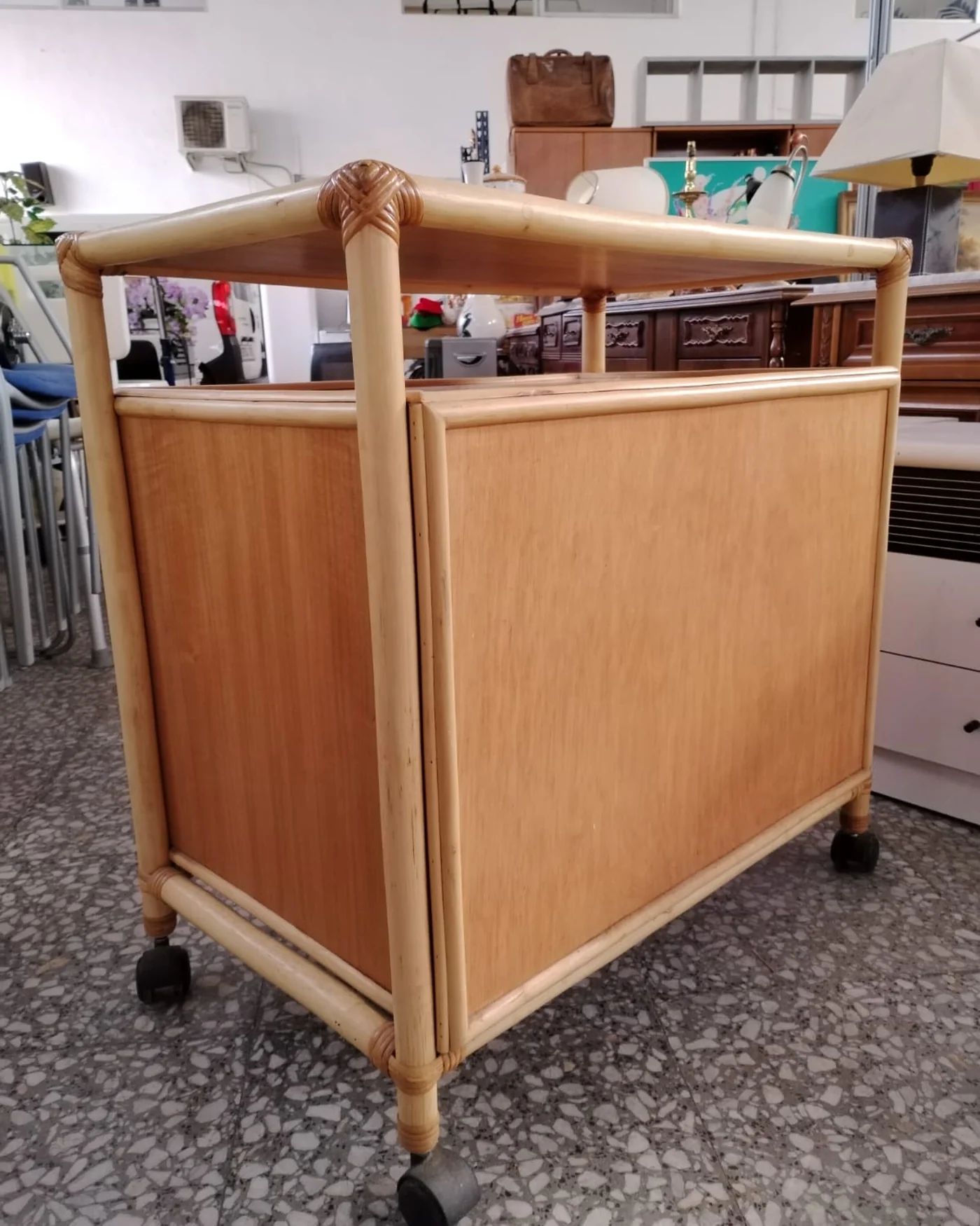 Mueble Auxiliar de Bambú y Ratán con Ruedas - imagen 6