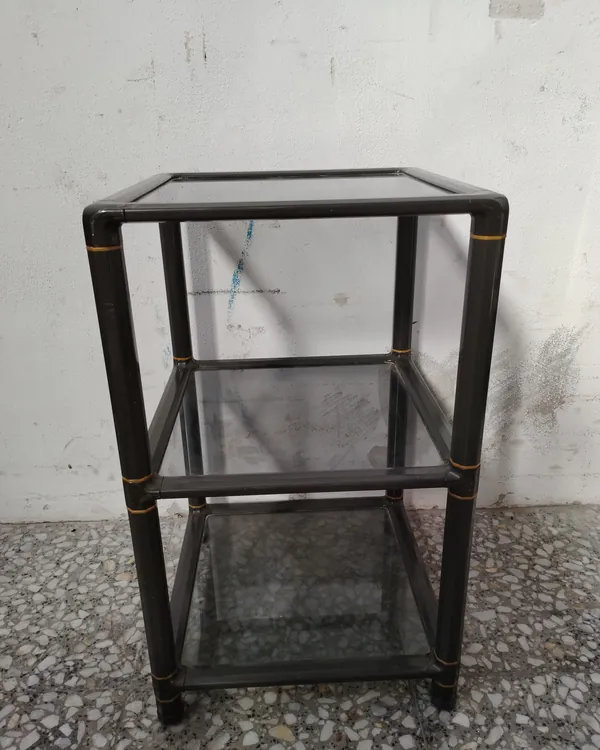 Mesa auxiliar de tres niveles con estructura tipo bambú