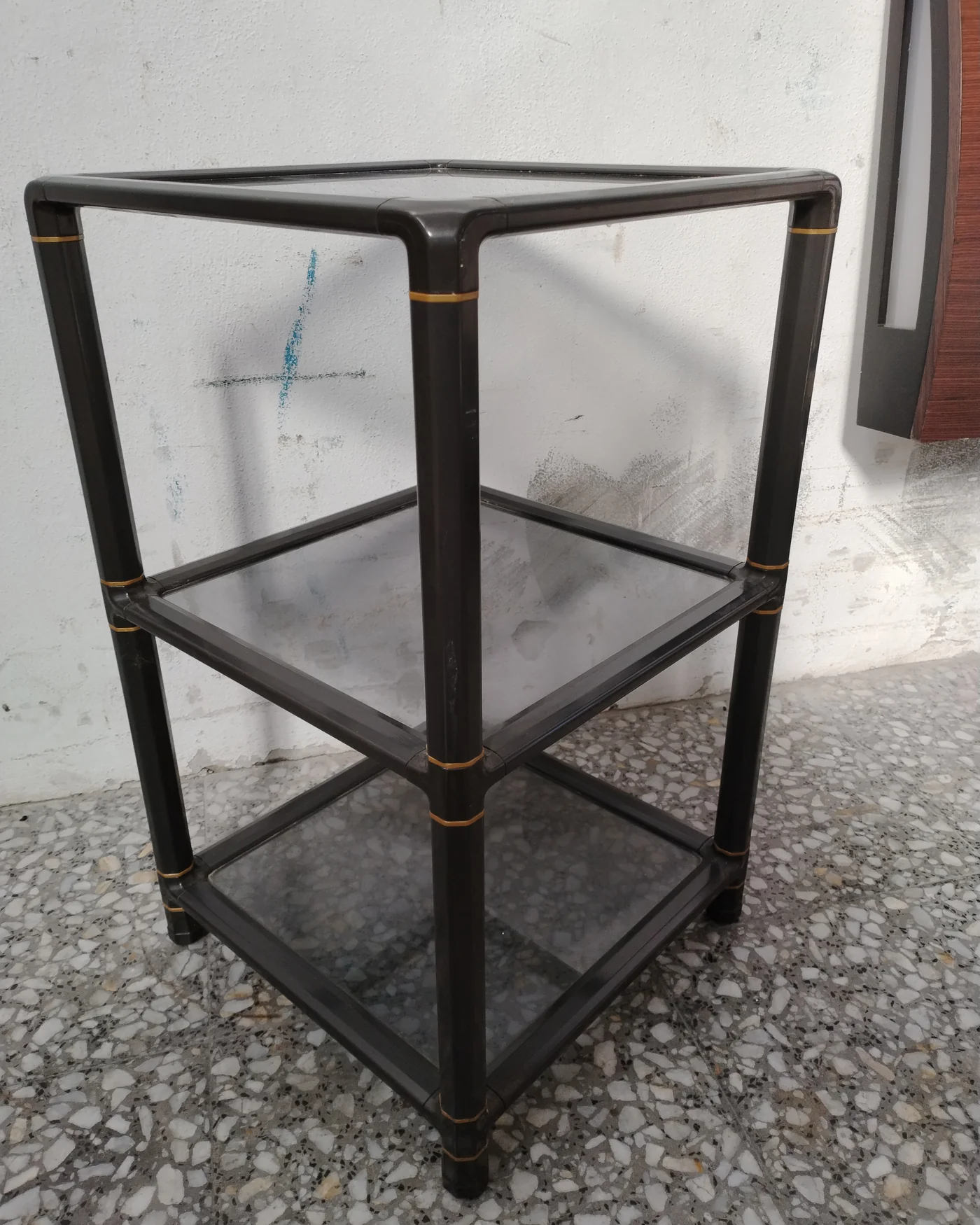 Mesa auxiliar de tres niveles con estructura tipo bambú - imagen 2