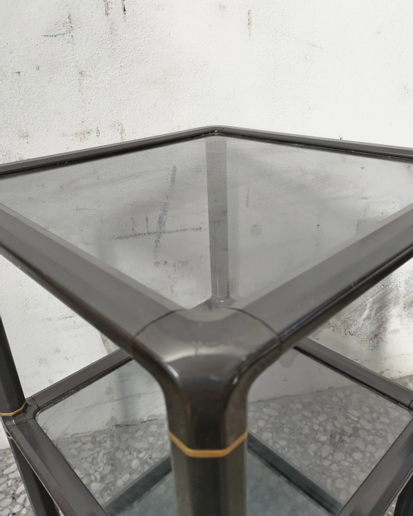 Mesa auxiliar de tres niveles con estructura tipo bambú - imagen 4
