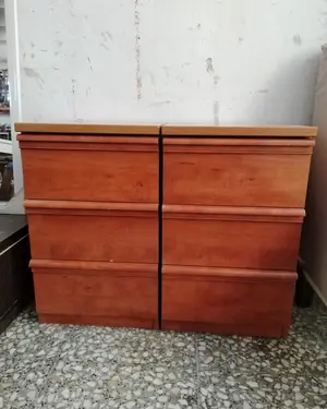 Par de mesitas de noche de madera con tres cajones - miniatura 1