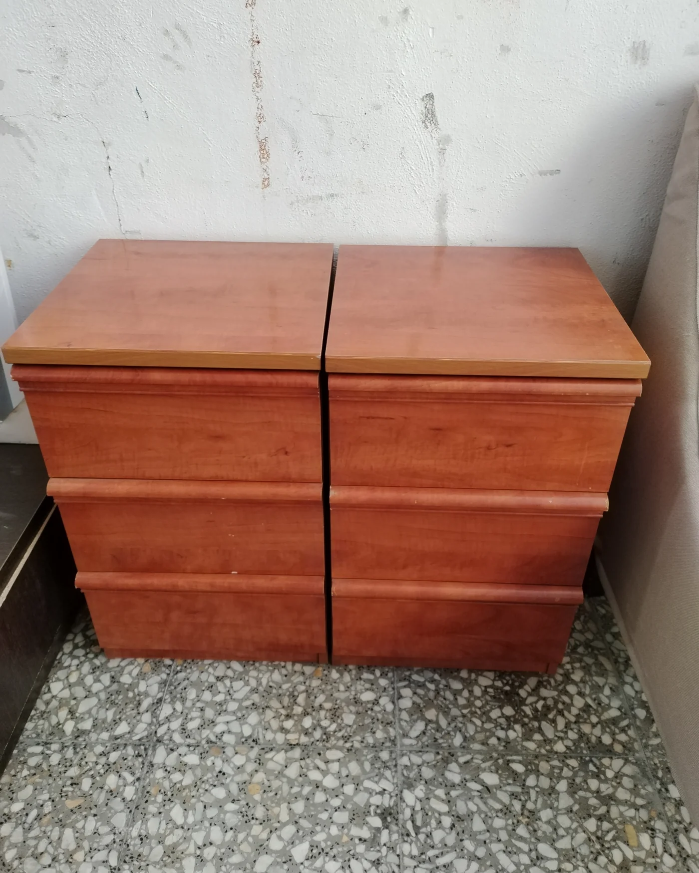 Par de mesitas de noche de madera con tres cajones - imagen 2