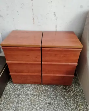 Par de mesitas de noche de madera con tres cajones - miniatura 2