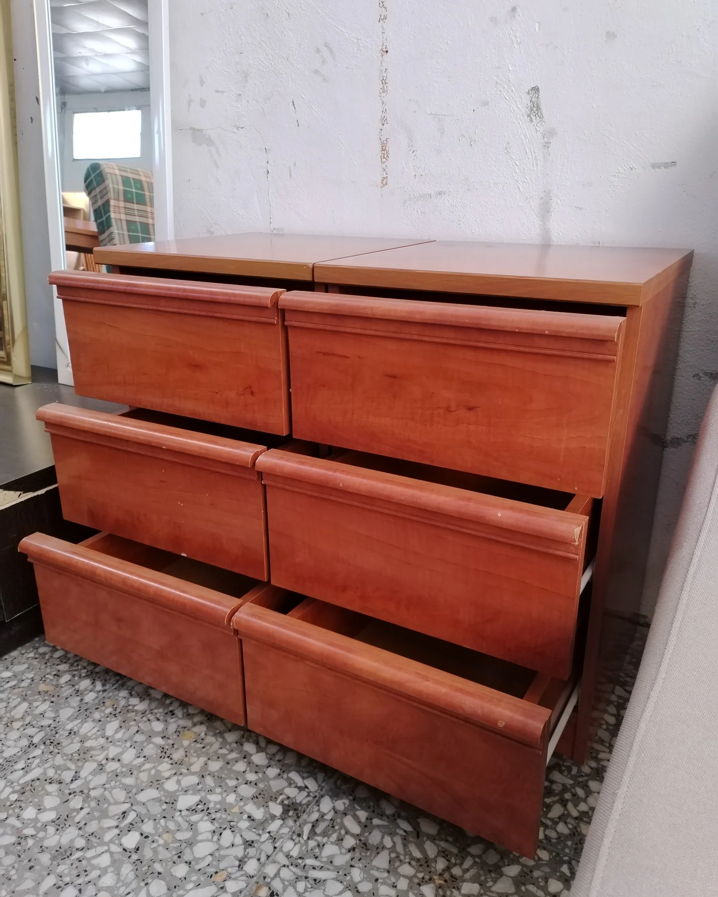 Par de mesitas de noche de madera con tres cajones - imagen 3