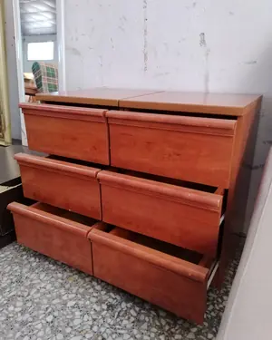 Par de mesitas de noche de madera con tres cajones - miniatura 3