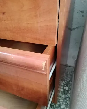 Par de mesitas de noche de madera con tres cajones - miniatura 4
