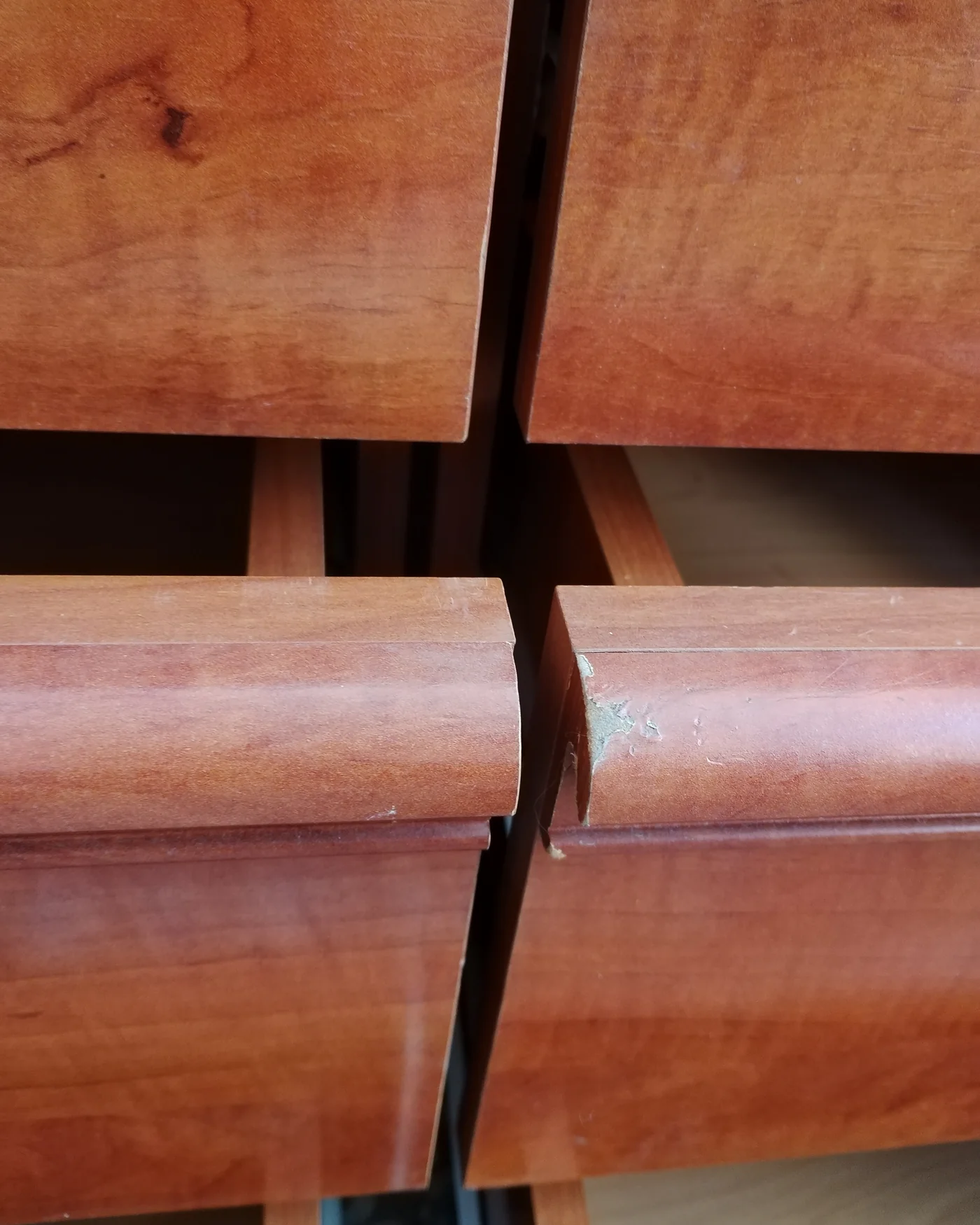 Par de mesitas de noche de madera con tres cajones - imagen 5