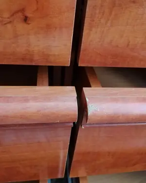 Par de mesitas de noche de madera con tres cajones - miniatura 5