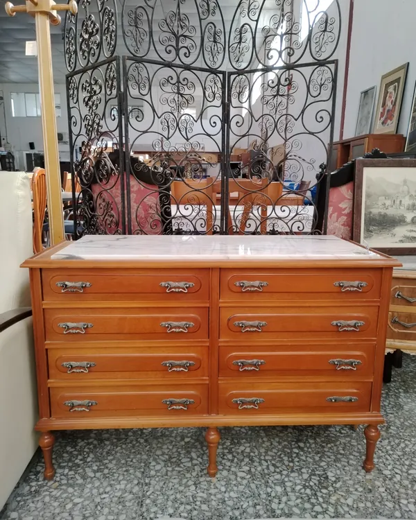 Cómoda doble de madera con tapa de mármol