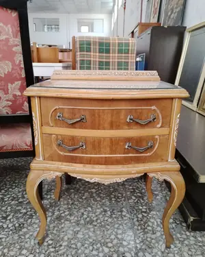 Mesita de noche vintage con dos cajones y patas curvadas - miniatura 1
