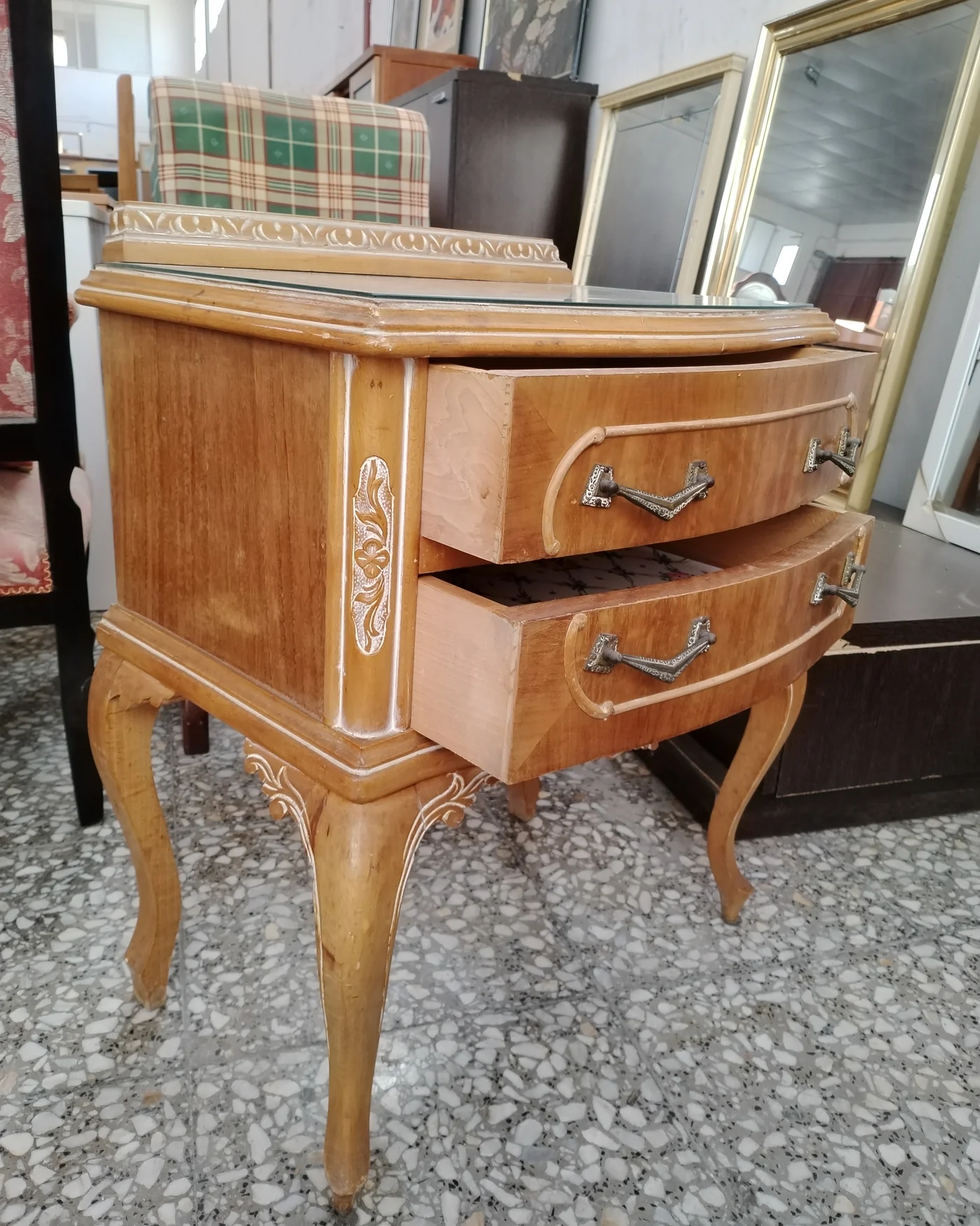 Mesita de noche vintage con dos cajones y patas curvadas - imagen 4