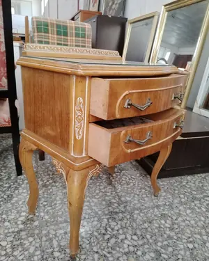 Mesita de noche vintage con dos cajones y patas curvadas - miniatura 4