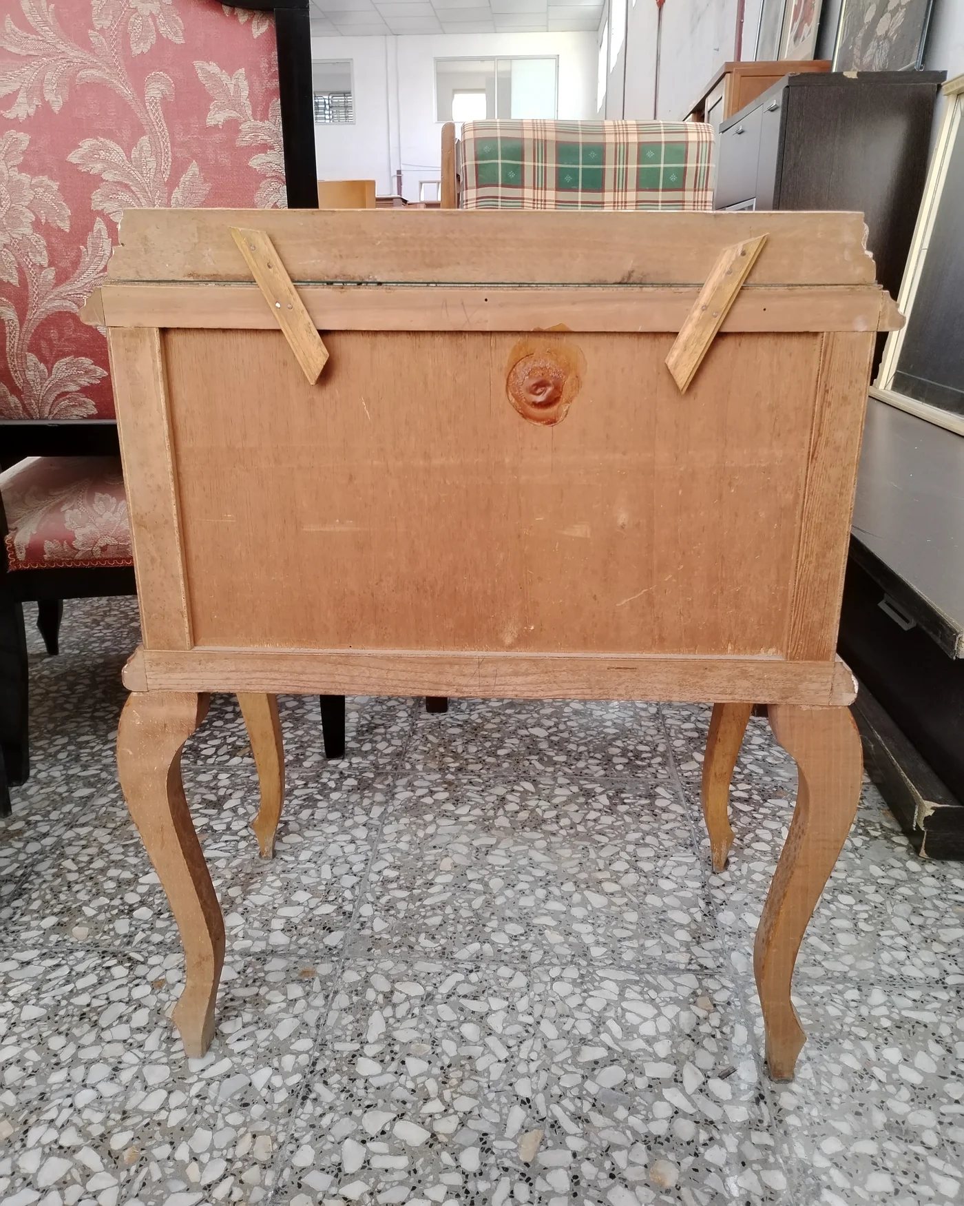 Mesita de noche vintage con dos cajones y patas curvadas - imagen 5