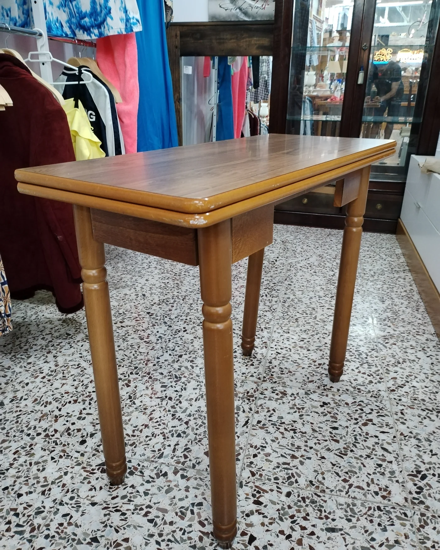 Mesa de cocina extensible de madera con patas torneadas - imagen 2