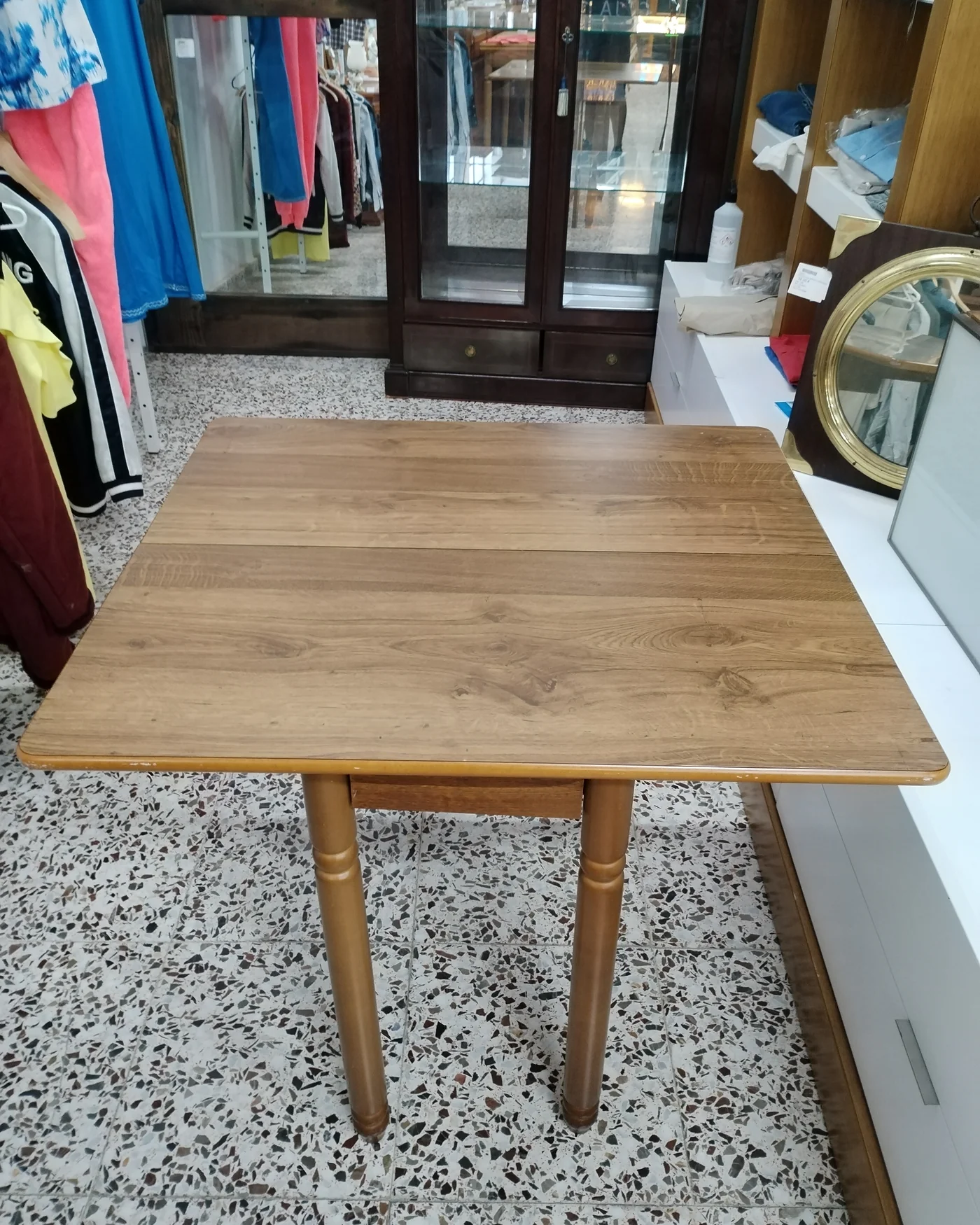 Mesa de cocina extensible de madera con patas torneadas - imagen 4