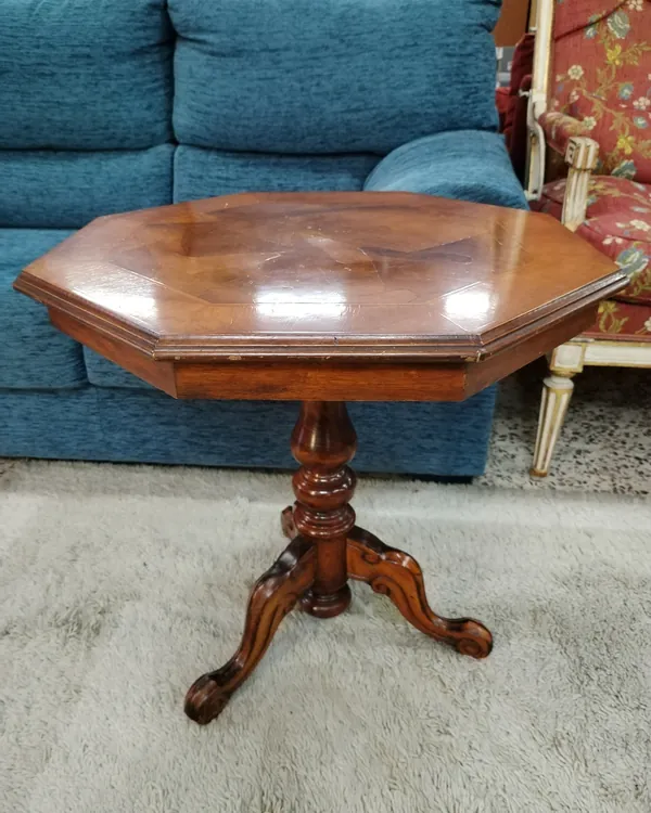 Mesa auxiliar octogonal de madera con base de tres patas