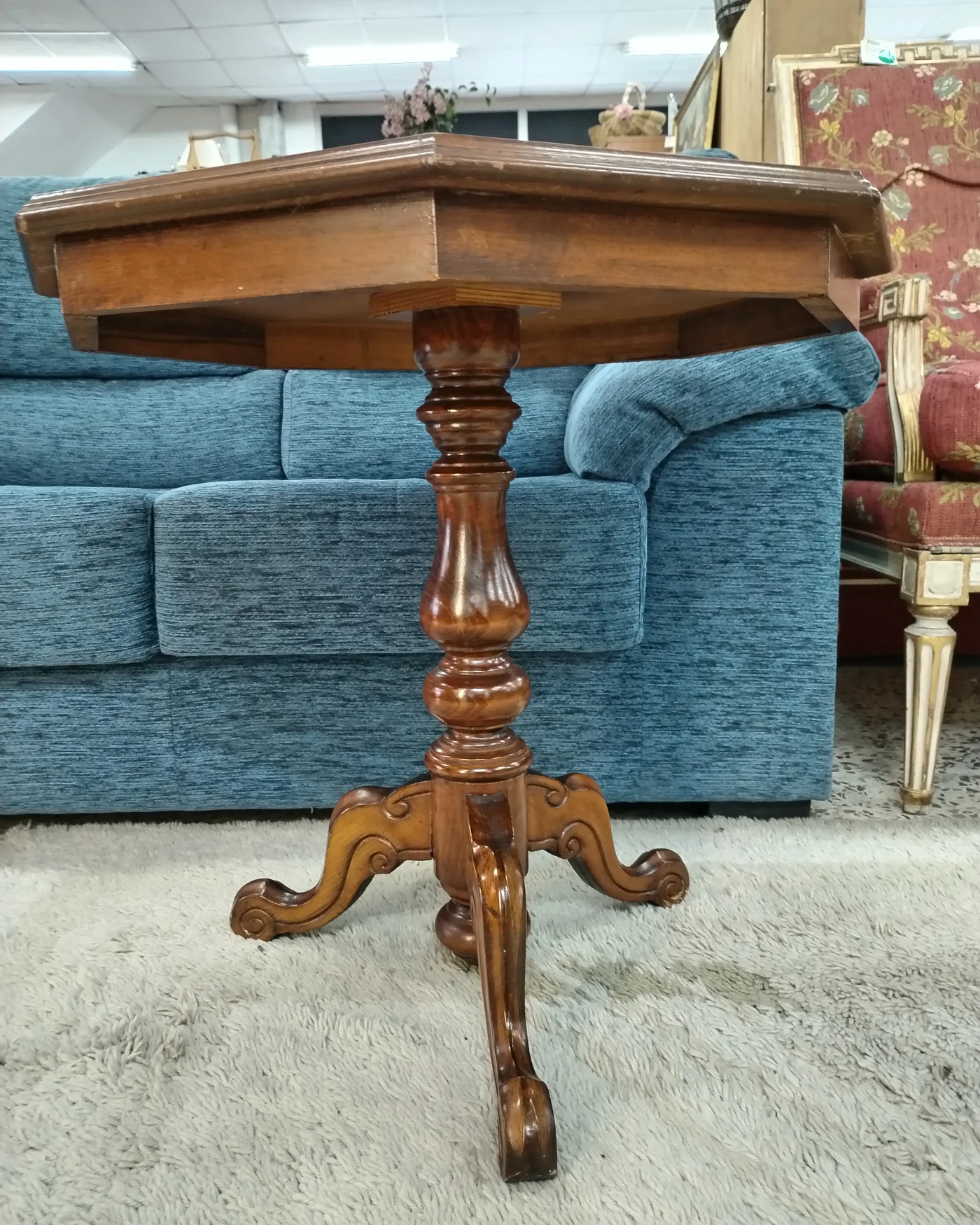 Mesa auxiliar octogonal de madera con base de tres patas - imagen 2