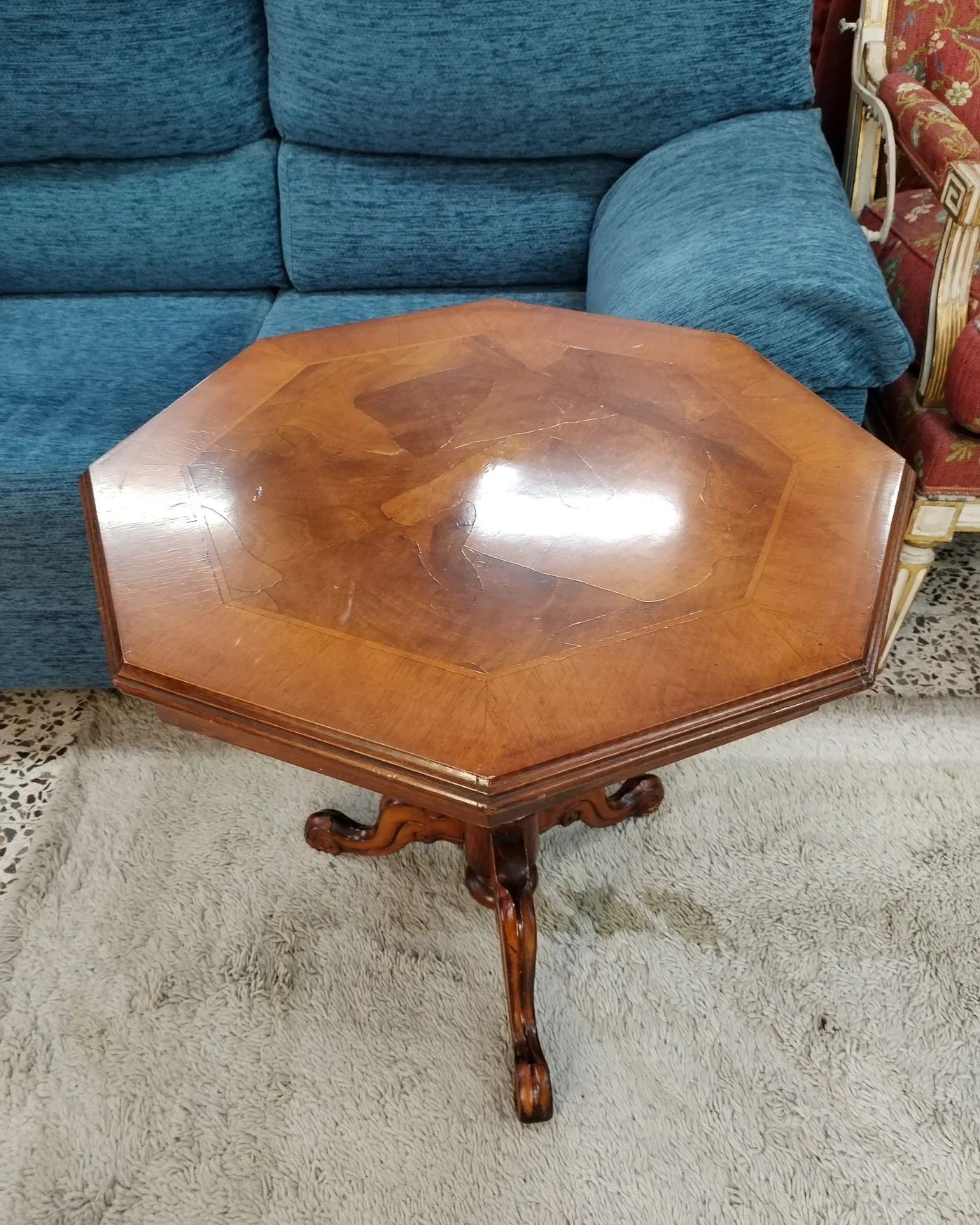 Mesa auxiliar octogonal de madera con base de tres patas - imagen 3