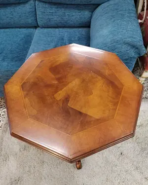 Mesa auxiliar octogonal de madera con base de tres patas - miniatura 4
