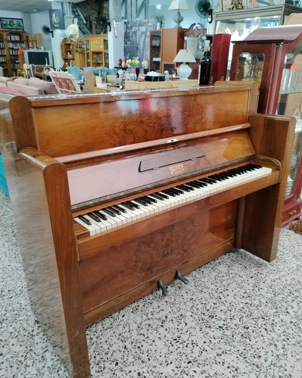 Piano vertical Berry London de madera