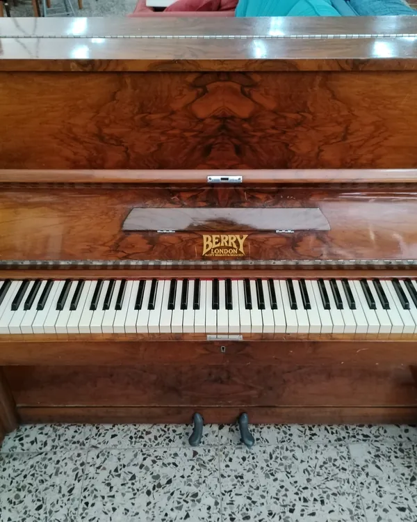 Piano vertical Berry London de madera