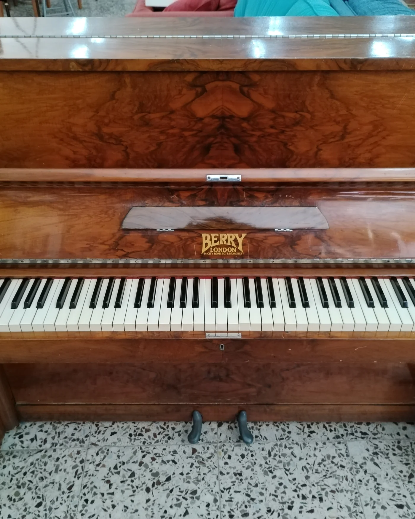 Piano vertical Berry London de madera - imagen 2