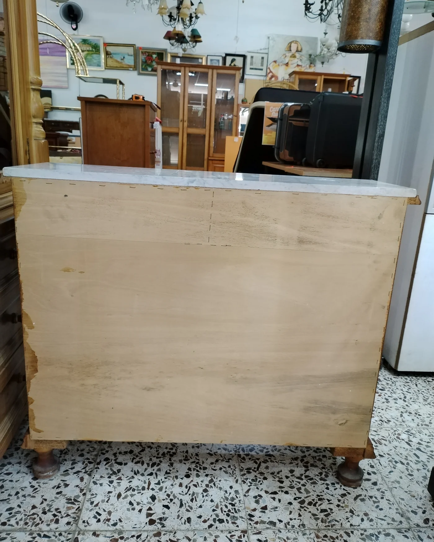 Aparador clásico de madera tallada con encimera de mármol - imagen 4